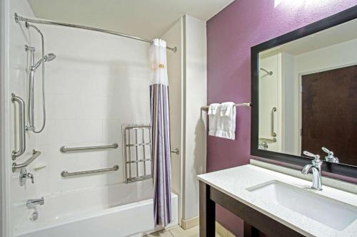 Ванна кімната в La Quinta by Wyndham York