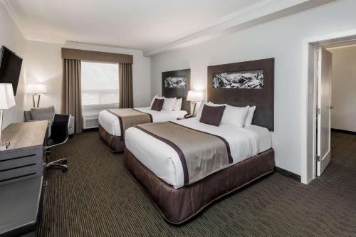 Postel nebo postele na pokoji v ubytování Ramada by Wyndham Revelstoke