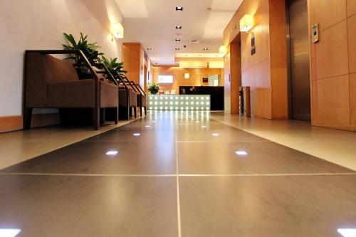 an empty hallway of a hospital with a lobby with a lobby at Holiday Inn Express Birmingham Redditch by IHG in Redditch