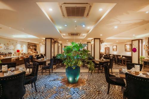 Thang Long Opera Hotel tesisinde bir restoran veya yemek mekanı