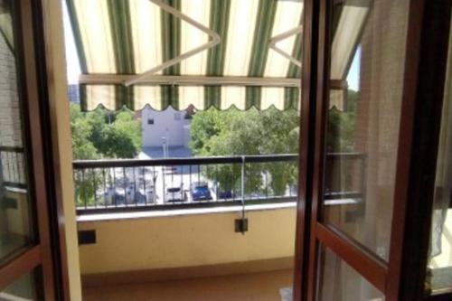 ein Fenster mit Blick auf einen Balkon in der Unterkunft LA SISTEMAZIONE BRILLANTINO TITANIUM in Rozzano