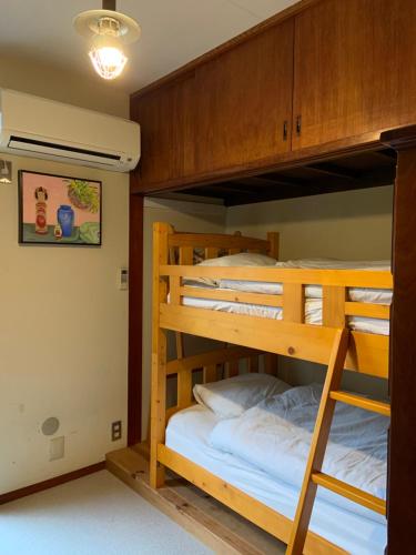 a bunk bed room with two bunk beds at Children's cafe B&B Kimie in Kamakura