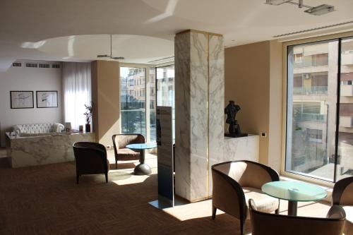 una hall con tavoli e sedie e un edificio di Best Western Hotel Piccadilly a Roma