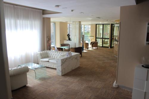 Best Western Hotel Piccadilly في روما: غرفة معيشة مع أريكة وطاولة
