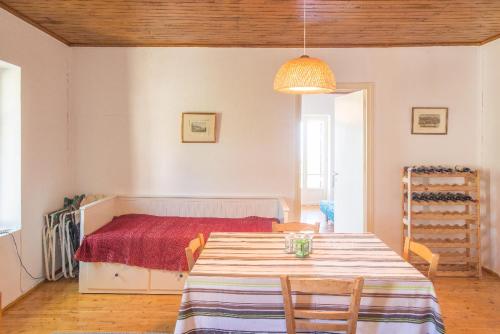 a dining room with a table and a bed at Mistra Estates Villa The Vine in Pikouliánika