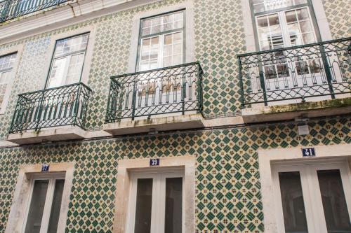 Rossio Suites في لشبونة: مبنى ذو بلاط أخضر وأبيض