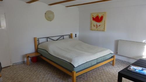 um pequeno quarto com uma cama num quarto em Radler-Oase em Gadebusch