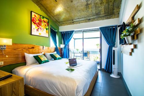Postel nebo postele na pokoji v ubytování HOI AN HEART LODGE