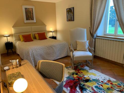 1 dormitorio con 1 cama, 1 mesa y 1 silla en Mas de Chantounette, en Cheval Blanc