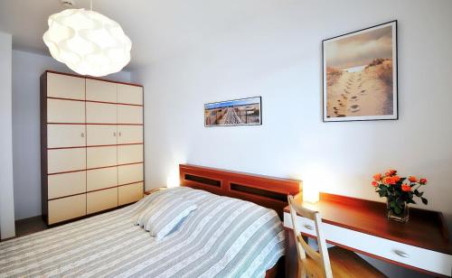 Ένα ή περισσότερα κρεβάτια σε δωμάτιο στο Apartament Wydmowy Osiedle Polanki