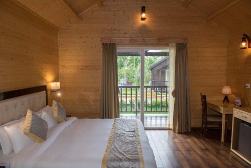 מיטה או מיטות בחדר ב-Sun Hotel and Resort, Mount Abu