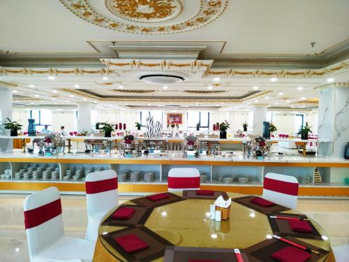 ห้องอาหารหรือที่รับประทานอาหารของ Khách Sạn Phượng Hoàng 3