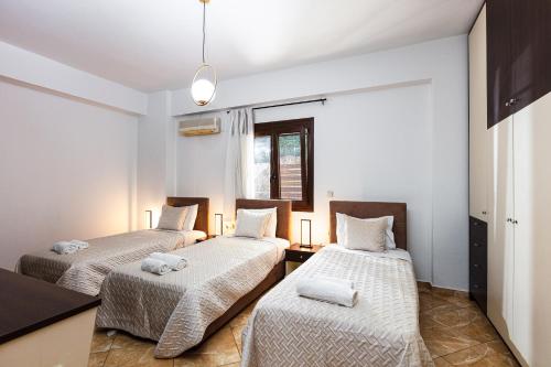 Ένα ή περισσότερα κρεβάτια σε δωμάτιο στο Promitheas Villa, with Pool & Heated Spa Whirlpool, By ThinkVilla
