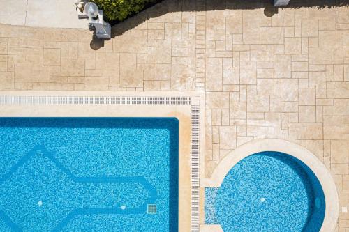 Πισίνα στο ή κοντά στο Promitheas Villa, with Pool & Heated Spa Whirlpool, By ThinkVilla