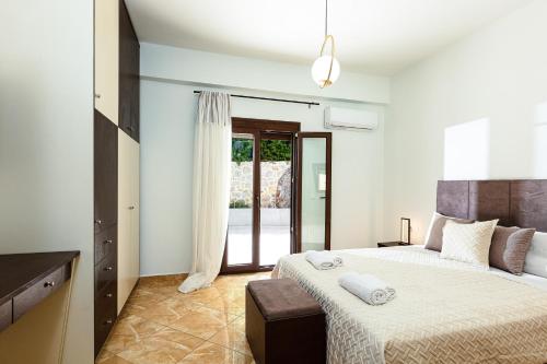 Ένα ή περισσότερα κρεβάτια σε δωμάτιο στο Promitheas Villa, with Pool & Heated Spa Whirlpool, By ThinkVilla