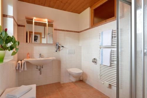 Kylpyhuone majoituspaikassa Alpengasthof Hirschberg