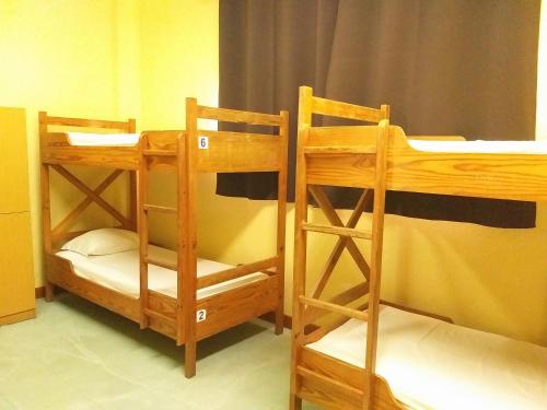 Giường trong phòng chung tại HI Faro – Pousada de Juventude
