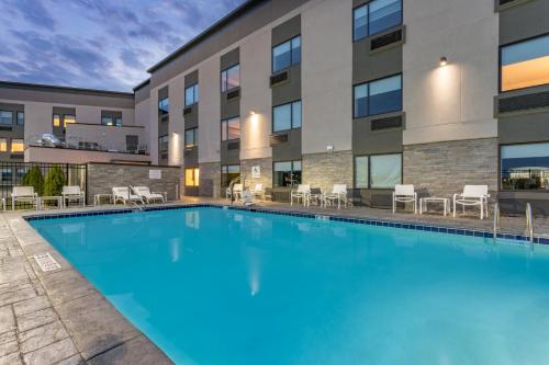 a large swimming pool in front of a building at Holiday Inn - Columbus by IHG in Columbus