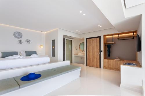 Cama o camas de una habitación en Infinity View Hotel Tinos