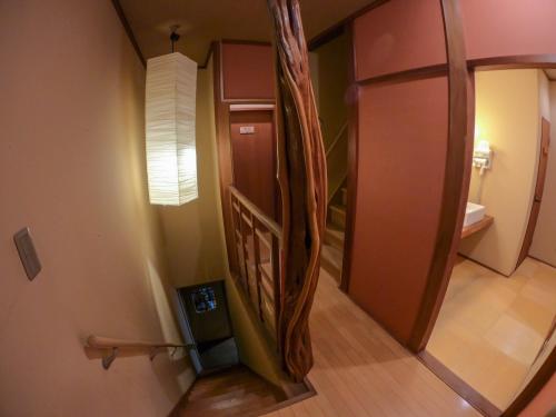 TV a/nebo společenská místnost v ubytování Gion Kyoto Miyagawacyo Guesthouse HANAKANZASHI