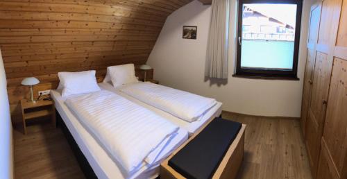 1 dormitorio con 2 camas y ventana en Landhaus Scherl, en Seefeld in Tirol