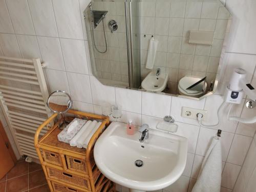bagno con lavandino e specchio di Ferienwohnung Andalucia a Selb