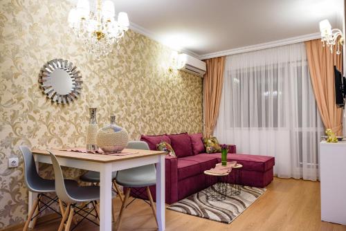 sala de estar con sofá púrpura y mesa en Sweet Homes 6 Apartments, en Sunny Beach