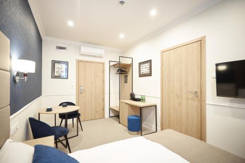 Μια τηλεόραση ή/και κέντρο ψυχαγωγίας στο Apartamenty Klasztorna 25