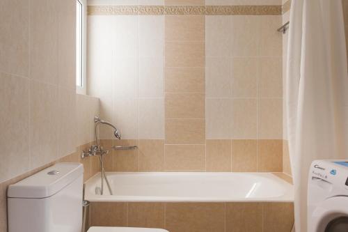 Bathroom sa Superb & Comfy 2BD Apartment in Marousi by UPSTREET