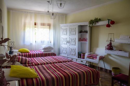 two beds in a room with a room with two beds at Guesthouse Gate5 in Anadia