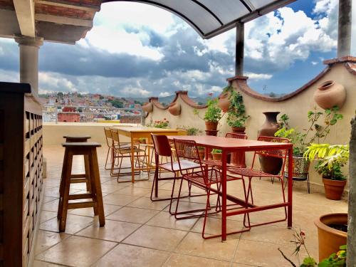 d'une terrasse avec des tables et des chaises sur un balcon. dans l'établissement Casa Tecolote, à Guanajuato