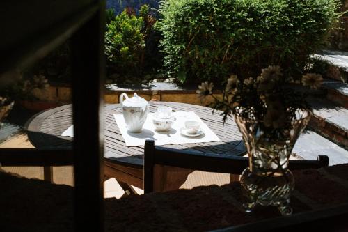 a table with a vase on top of it at Casa Ortiz in Soto de Cangas