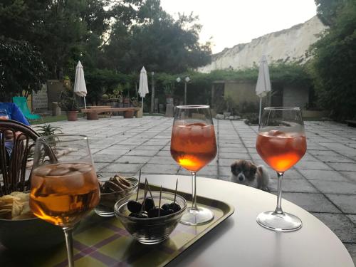 エラクレア・ミノアにあるB&B Eraclea Minoa Mareのワイングラス2杯(テーブルとトレイに座る)
