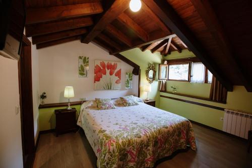 1 dormitorio con 1 cama en una habitación con techos de madera en Casa Ortiz, en Soto de Cangas