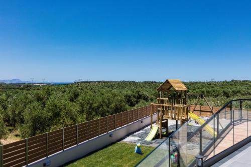 plac zabaw ze zjeżdżalnią i strukturą zabaw w obiekcie TreeTop Villa I, Private Pool, BBQ & Playground, By ThinkVilla w mieście Pangalochori