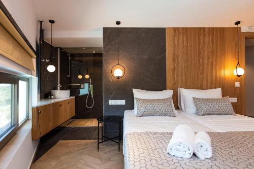 Ένα ή περισσότερα κρεβάτια σε δωμάτιο στο TreeTop Villa I, Private Pool, BBQ & Playground, By ThinkVilla