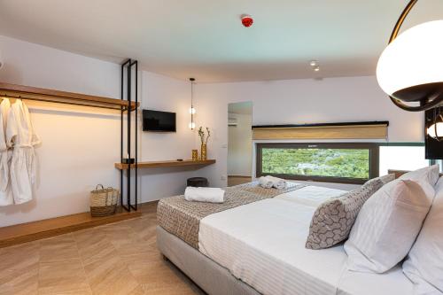 Ένα ή περισσότερα κρεβάτια σε δωμάτιο στο TreeTop Villa I, Private Pool, BBQ & Playground, By ThinkVilla