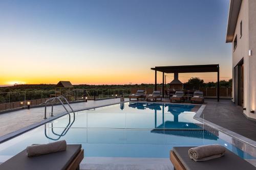 Πισίνα στο ή κοντά στο TreeTop Villa I, Private Pool, BBQ & Playground, By ThinkVilla