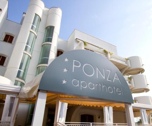 Bangunan di mana terletaknya aparthotel ini