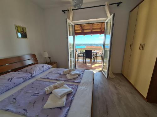 Postel nebo postele na pokoji v ubytování Apartman Karmen