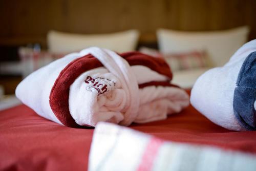 Кровать или кровати в номере Sport-Wellnesshotel Bichlhof