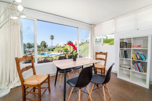 Azahara I, 25A small cozy apartment with great views located in the popular area of Nueva Andalucia