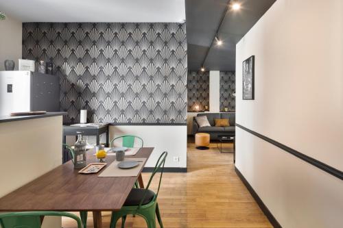 une cuisine et un salon avec une table et des chaises dans l'établissement LE BROOKLYN - Inspiration US à deux pas des quais, à Rennes