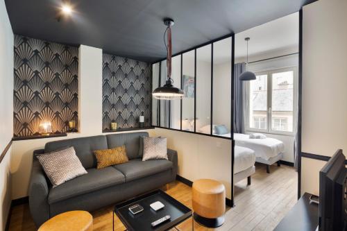 - un salon avec un canapé et une chambre dans l'établissement LE BROOKLYN - Inspiration US à deux pas des quais, à Rennes