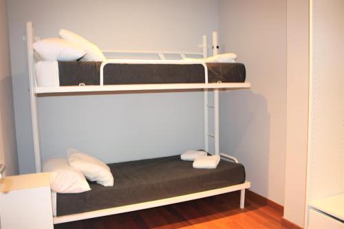 Habitación con 2 literas en una habitación en Alguera Hola Apartments, en Barcelona
