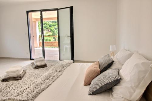 een slaapkamer met een bed met 2 kussens erop bij Between the Mountains and the Sea Villa w pool in Cauro