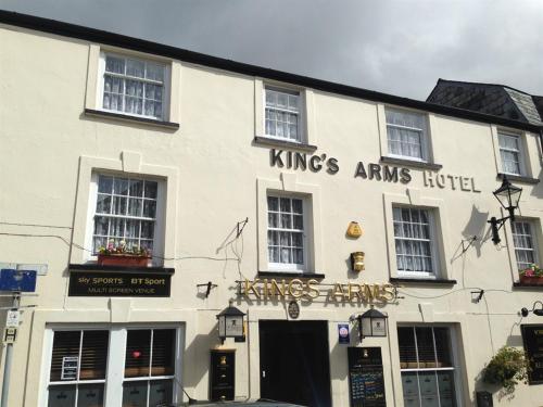 ein großes weißes Gebäude mit einem King Arms Hotel in der Unterkunft King's Arms in Lostwithiel