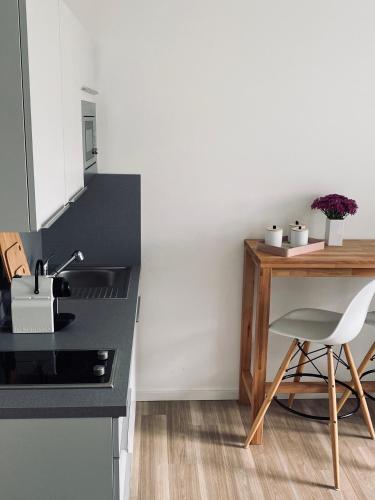 een keuken met een aanrecht en een tafel en een stoel bij Wanderlust Trier in Trier