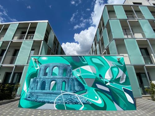 een schilderij van het Colosseum voor een gebouw bij Wanderlust Trier in Trier