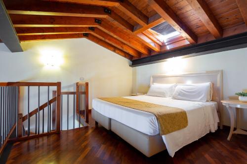 Ένα ή περισσότερα κρεβάτια σε δωμάτιο στο Domina Borgo degli Ulivi - Garda Lake